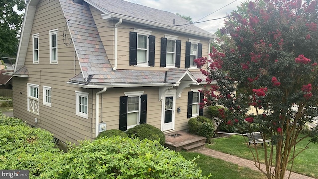 view of front facade featuring a front lawn