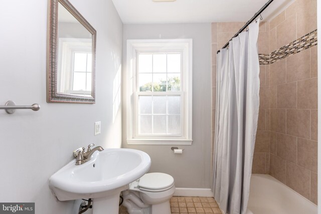 full bathroom with shower / bathtub combination with curtain, sink, and toilet