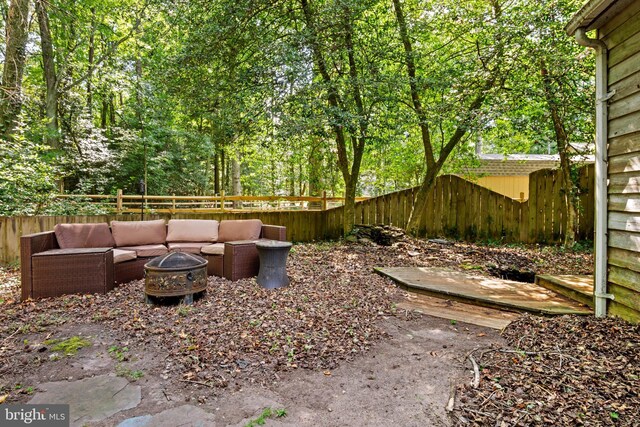 view of yard featuring an outdoor living space with a fire pit