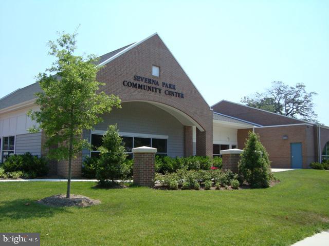 view of front of property with a front lawn