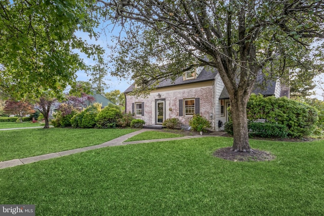 view of front of house featuring a front yard