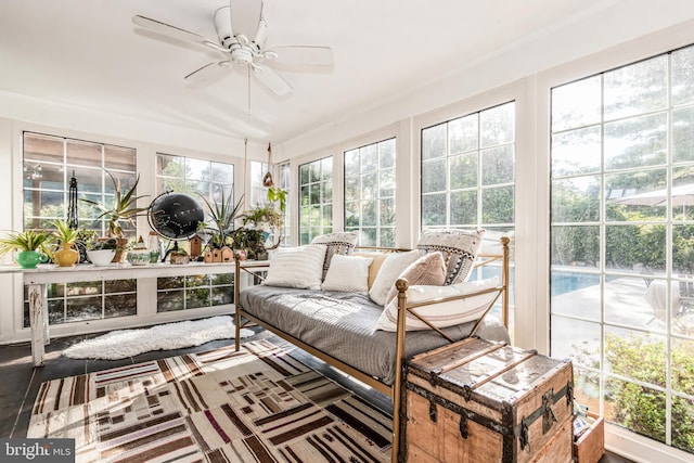 sunroom with ceiling fan