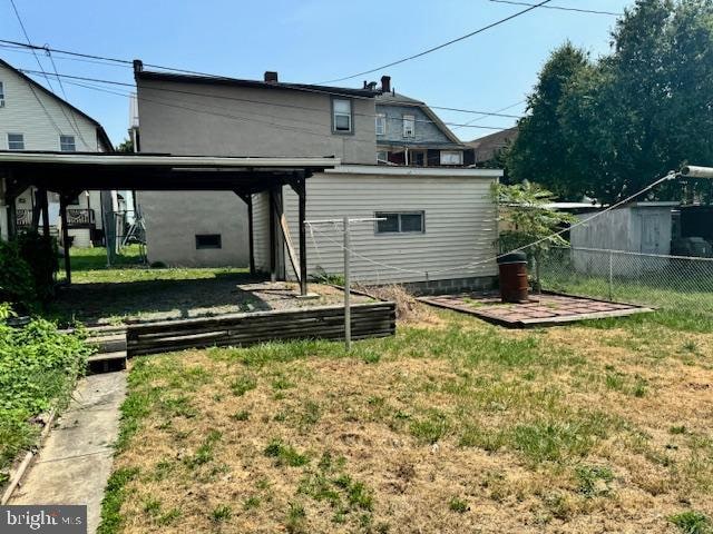 back of house featuring a yard