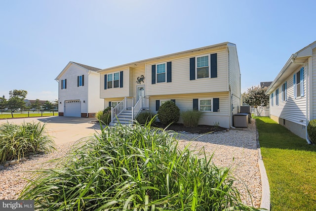 bi-level home featuring a front lawn and a garage