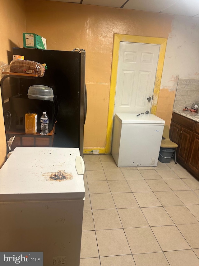 laundry area featuring light tile patterned floors