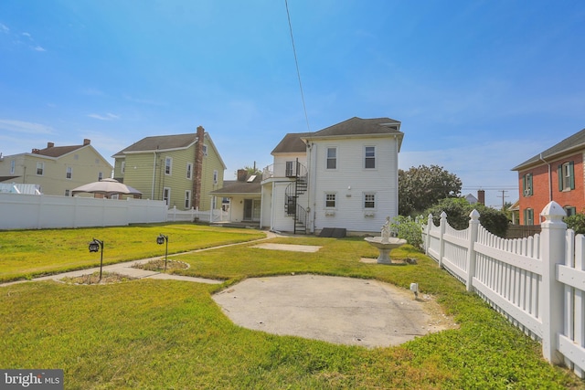 view of yard featuring a patio area