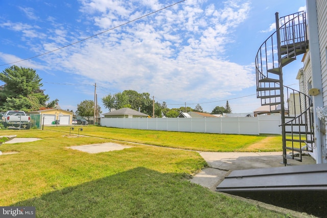 view of yard featuring a patio area