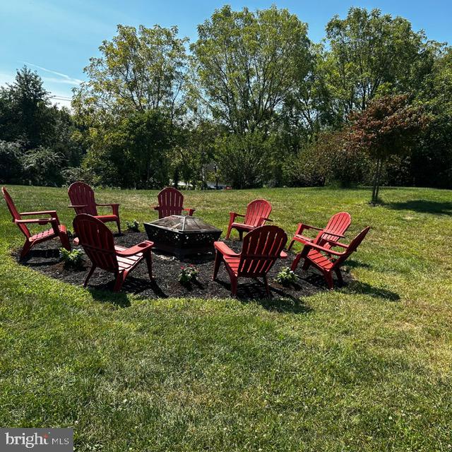 view of yard featuring an outdoor fire pit