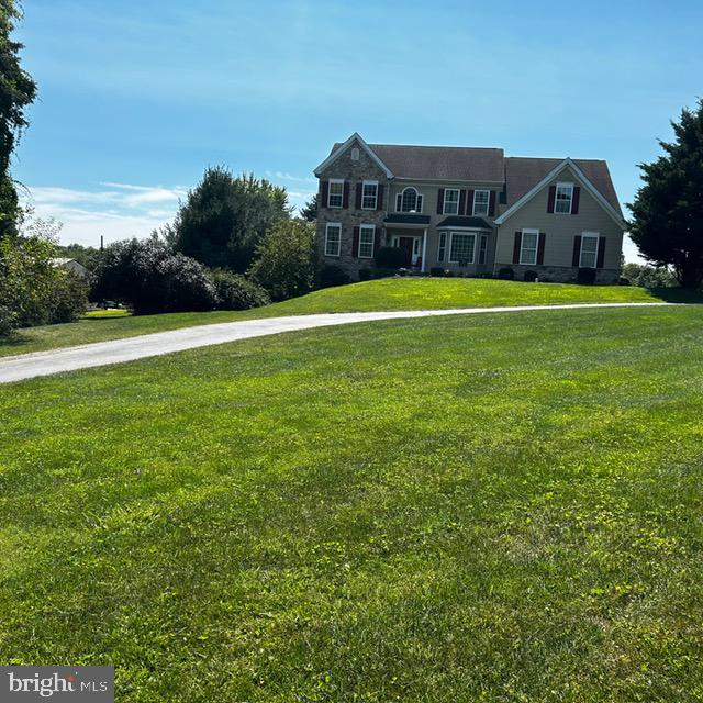 view of front of property featuring a front lawn