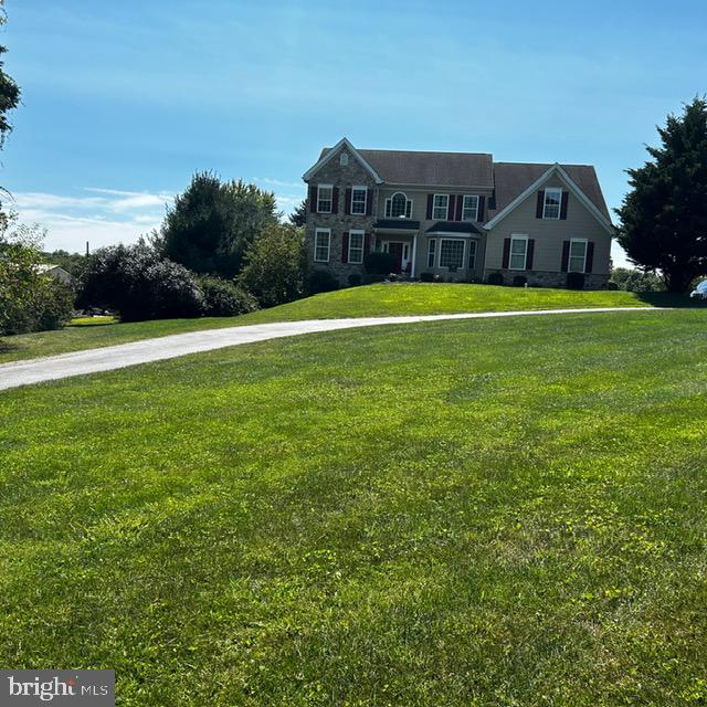 view of front of property featuring a front lawn