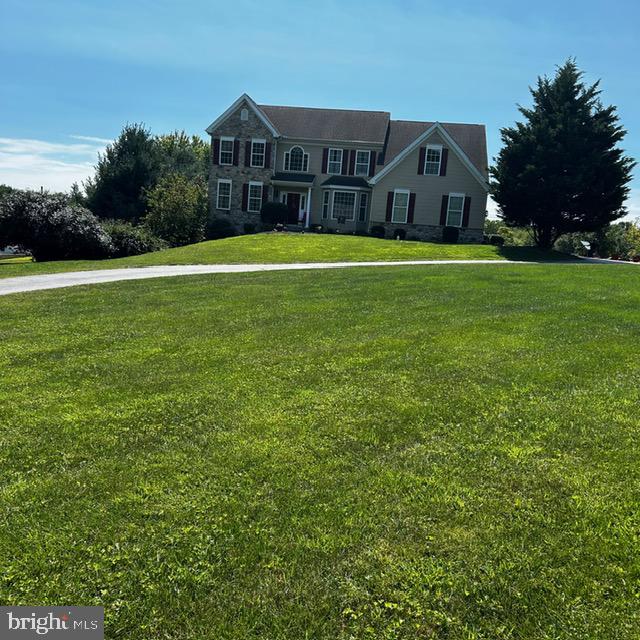 view of front of home featuring a front yard