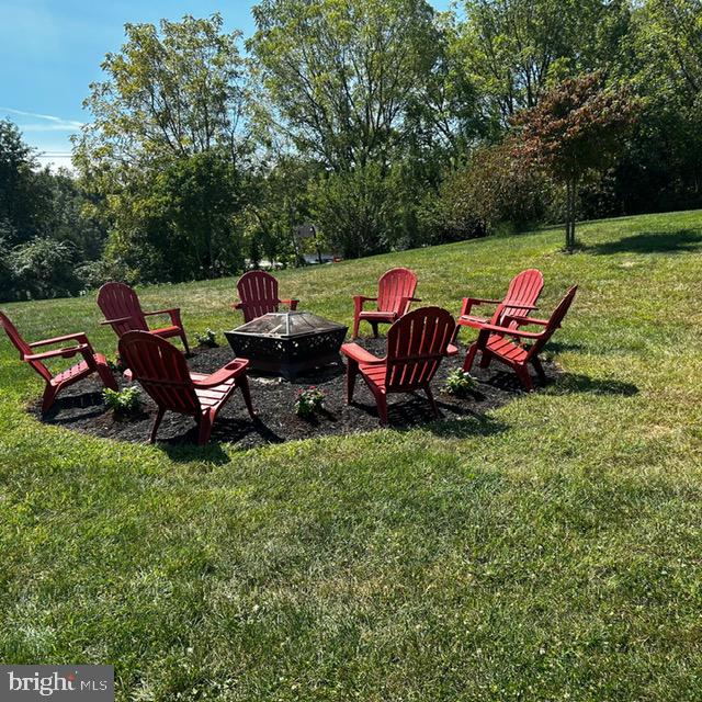 view of yard featuring an outdoor fire pit