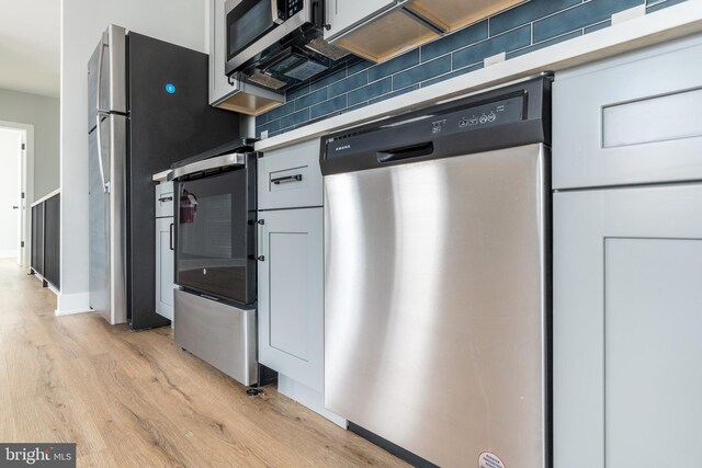 kitchen featuring tasteful backsplash, stainless steel appliances, and light hardwood / wood-style floors