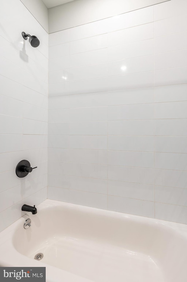 bathroom with tiled shower / bath