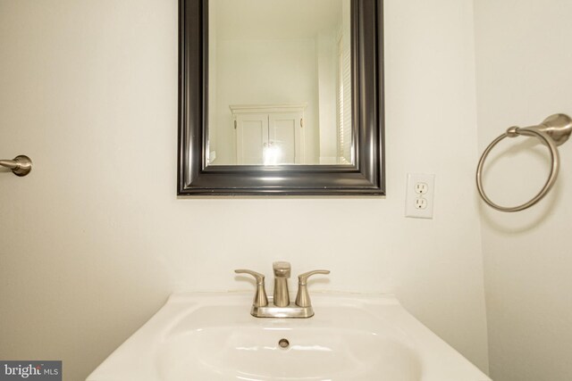 bathroom featuring sink