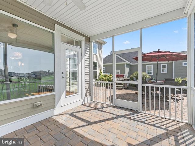 sunroom featuring ceiling fan