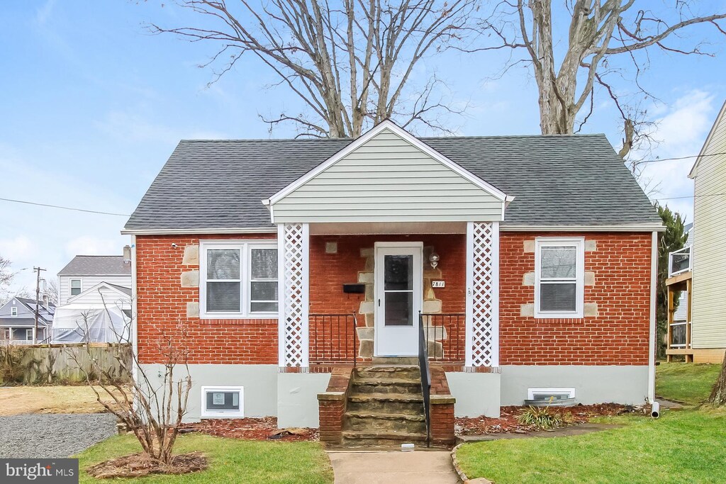 bungalow-style home featuring a front yard