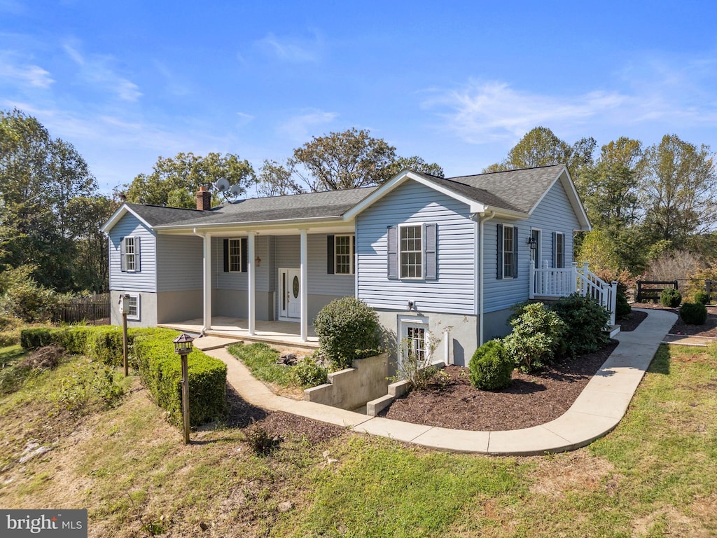 view of front facade featuring a porch and a front lawn