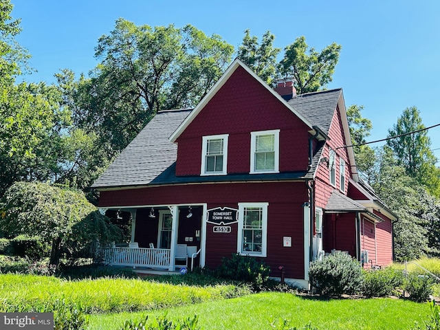 view of front of home featuring covered porch and a front lawn