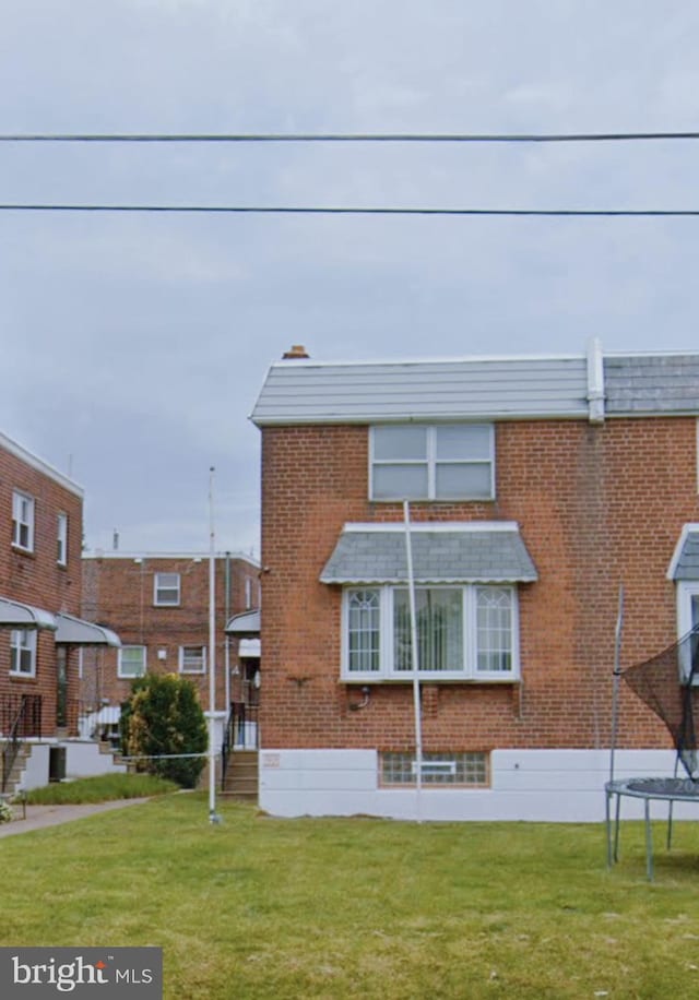 view of front of house with a front lawn