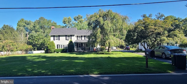 view of front of property featuring a front yard