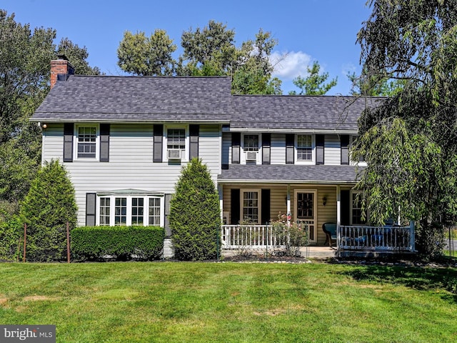 view of front of property featuring a front yard