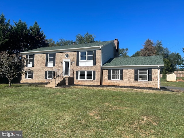 bi-level home featuring central AC and a front lawn