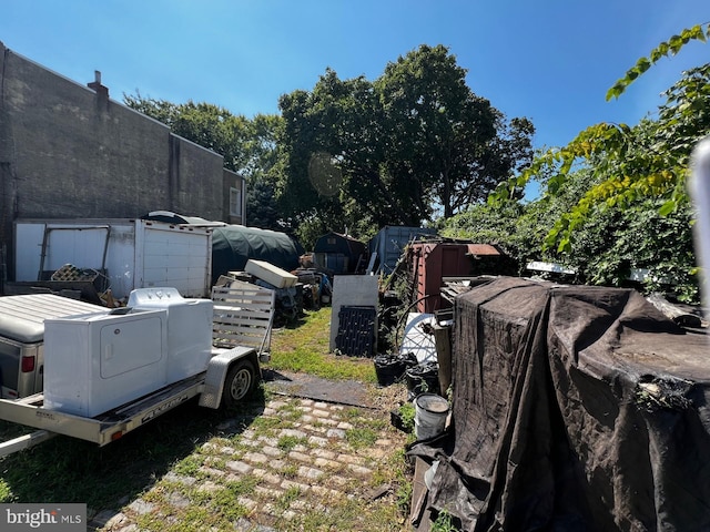 view of yard featuring a storage unit