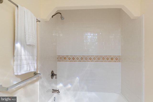 bathroom featuring tiled shower / bath