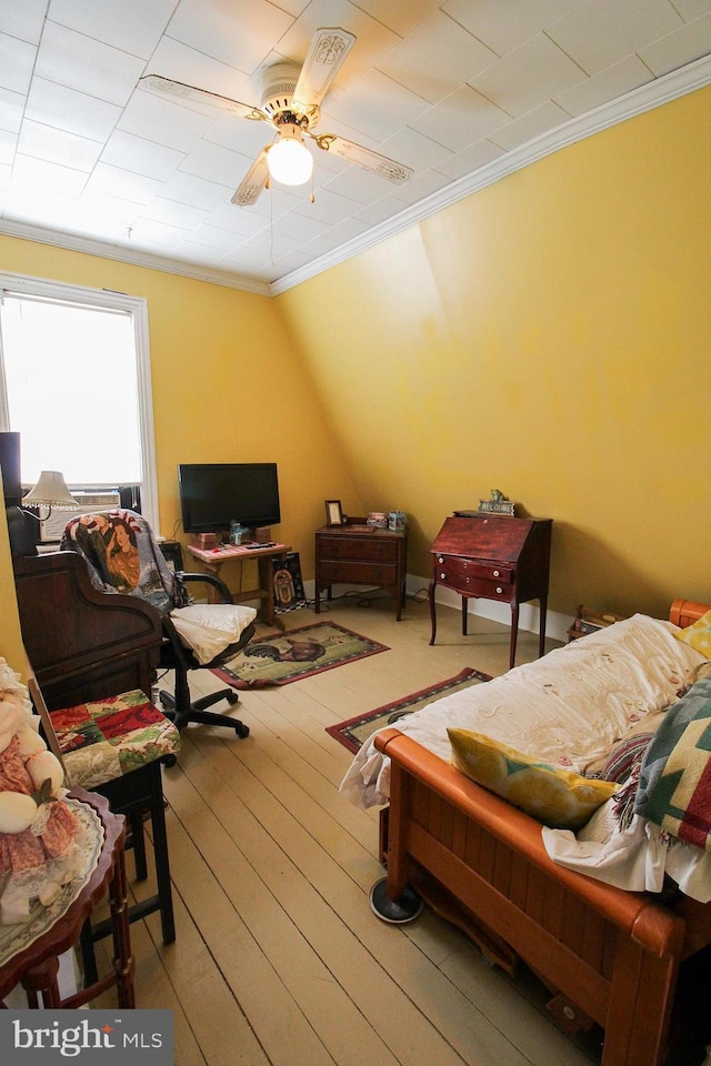 bedroom with ornamental molding, light hardwood / wood-style floors, and ceiling fan