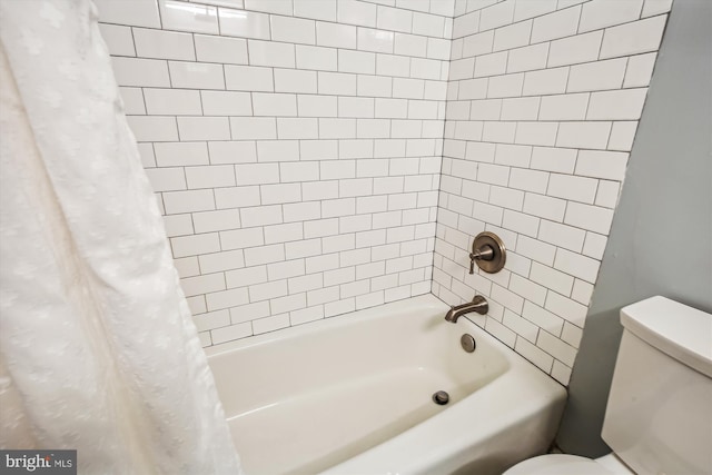 bathroom featuring toilet and shower / tub combo