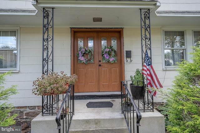 entrance to property featuring a porch