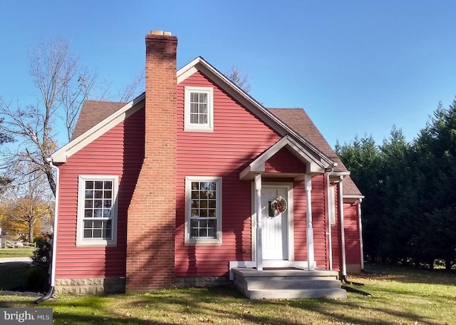 view of front facade featuring a front lawn