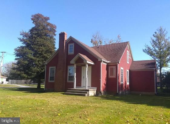 view of front of property with a front lawn