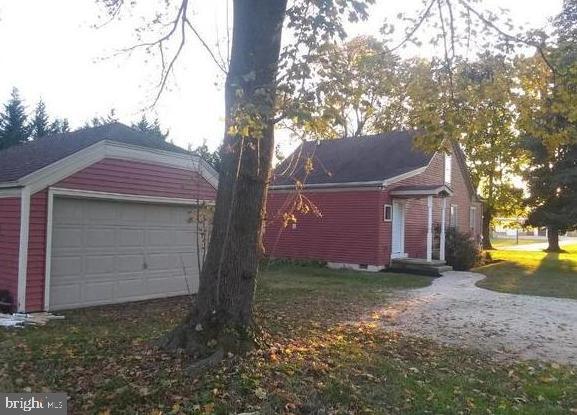 view of front facade with a front lawn and a garage