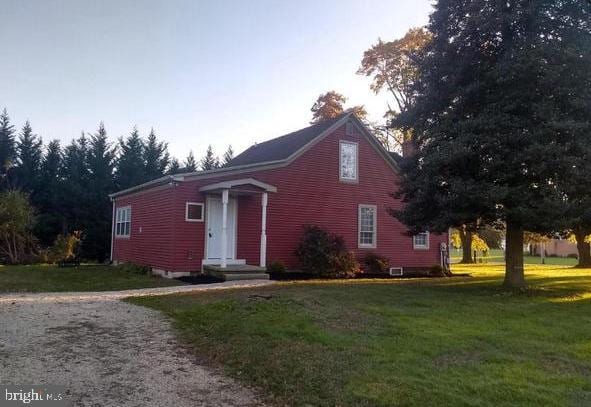 view of front of property with a front lawn