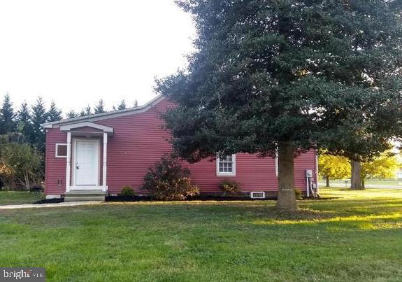 view of front of property with a front lawn