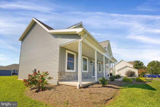 view of front of home featuring a front lawn and covered porch