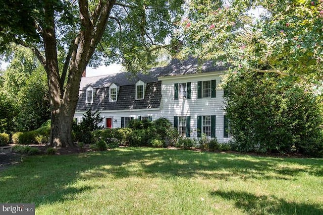 view of front facade with a front lawn