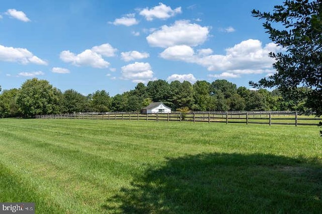 view of yard featuring a rural view