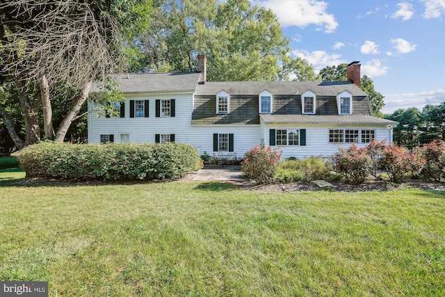 view of front of house featuring a front lawn