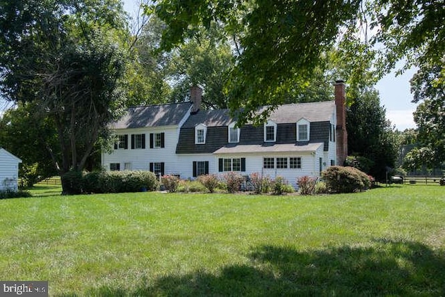 view of front of home featuring a front lawn