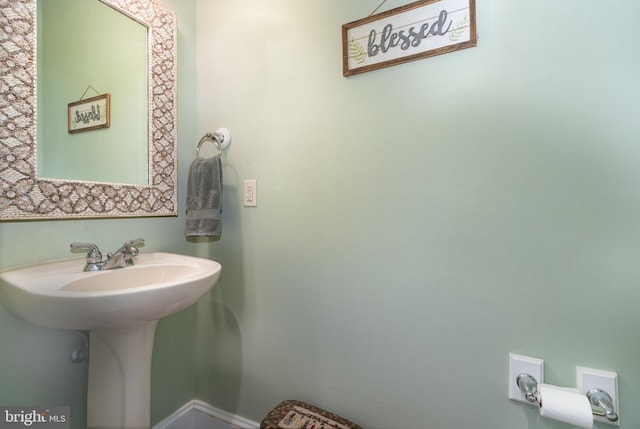 bathroom featuring a sink