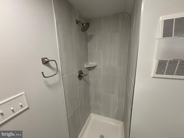 full bathroom featuring tiled shower