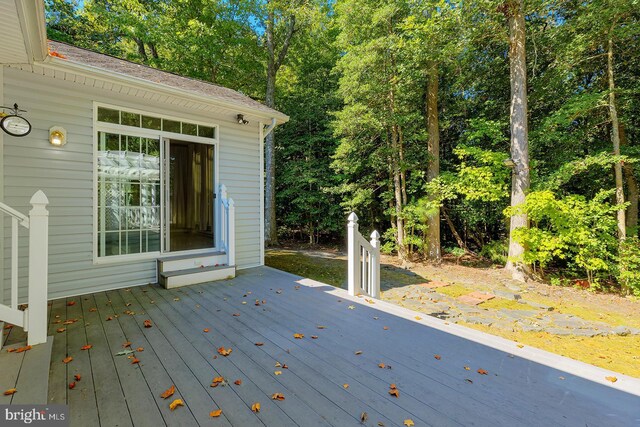 view of front of property featuring a front yard and a garage