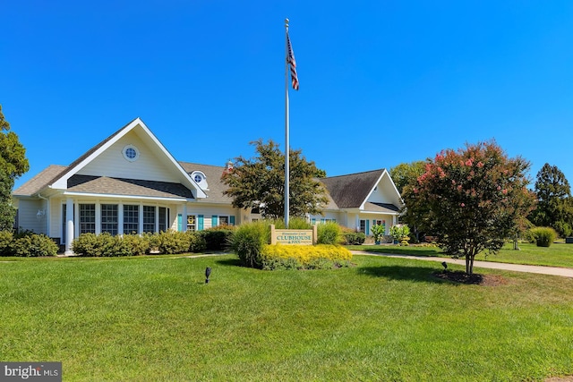 view of front facade with a front lawn