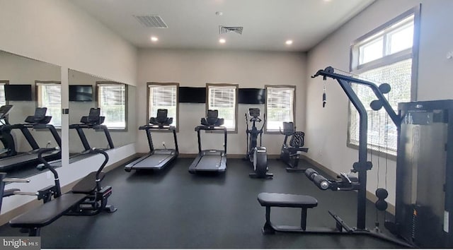 exercise room with baseboards, visible vents, and recessed lighting