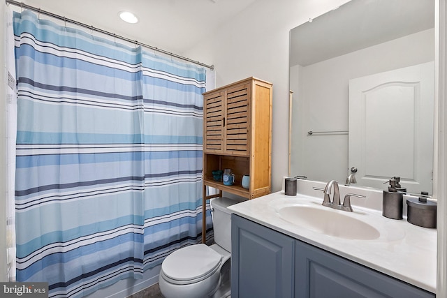 full bath with a shower with shower curtain, vanity, and toilet