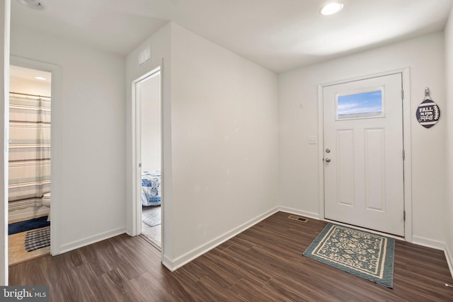 foyer featuring dark wood-style flooring, recessed lighting, visible vents, and baseboards