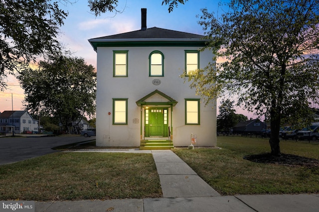 view of front facade featuring a lawn